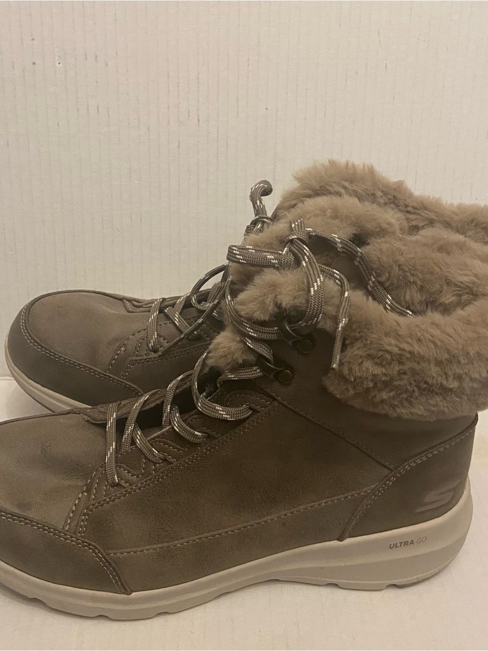 Skechers Ultra Go Air Cooled Goga Mat Faux Fur Lined Lace Up Booties Size 9.5. - Picture 3 of 8